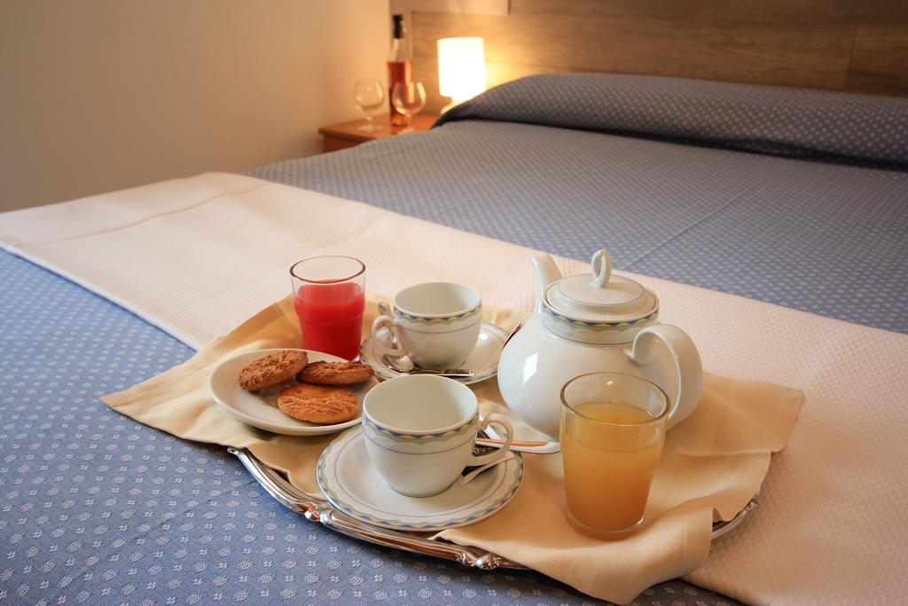 Hotel Colomber ガルドーネ・リヴィエラ エクステリア 写真